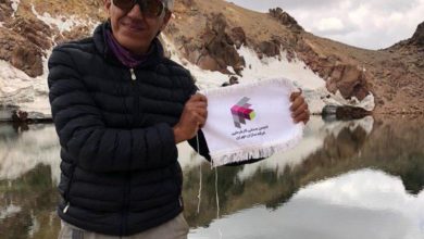 تصویر از صعود یکی از اعضای محترم انجمن به قله سبلان و عکس یادگاری با پرچم انجمن غرفه سازان بر فراز قله سبلان